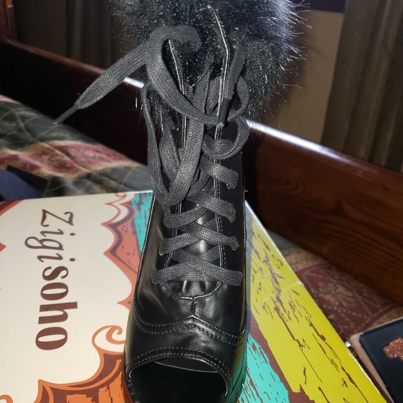 Womens heels never worn - Picture 2 of 4